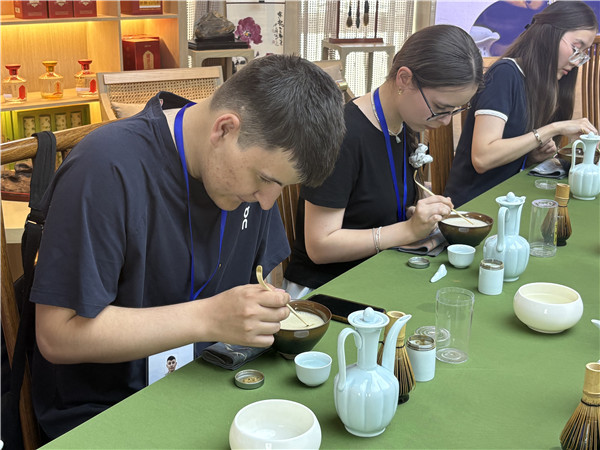 营员体验点茶技艺.jpg