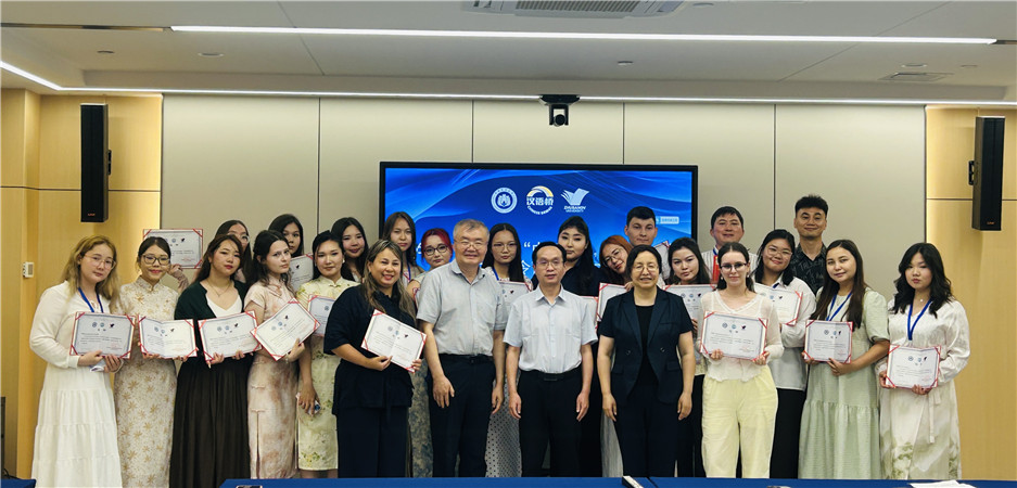 学校领导为营员颁发证书.jpg